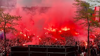 Veel vuurwerk bij opkomst spelers : Huldiging Stadhuisplein Eindhoven : PSV Landskampioen nr. 25