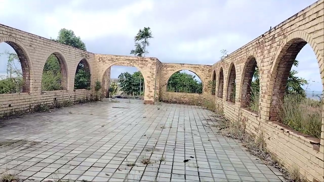 Ruínas do antigo hotel gavoa abandonado em mangue seco igaraçu Pernambuco Brasil