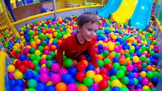 Видео Детский Городок, Лабиринт, Батуты, Развлекательный центр. День рождения в SkyPark СкайПарк! (автор: ДАНЯ ПРО)