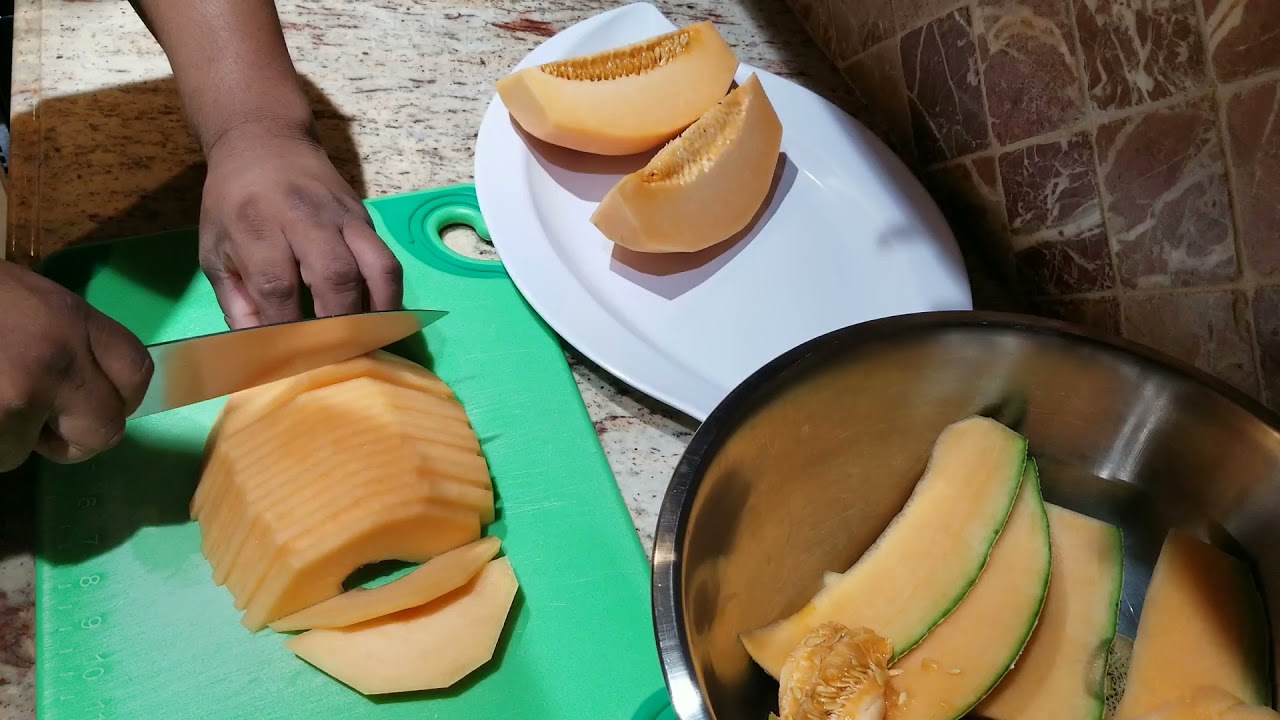 como pelar y rebanar un melón. how to peel and slice a cantaloupe.