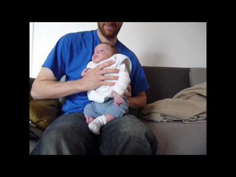 Vidéo: Comment faire roter un bébé assis ?