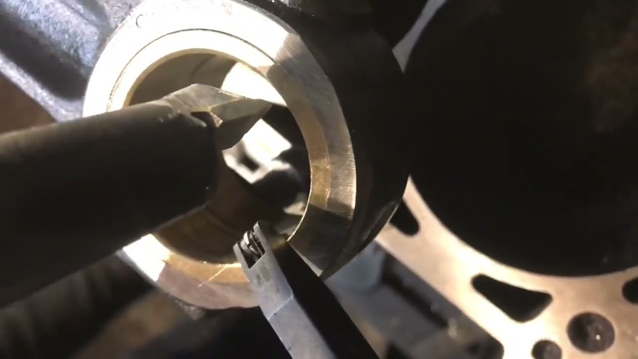 Расточка верхней головки шатуна.