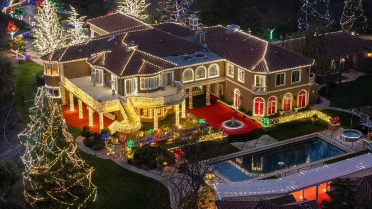 Holiday Splendor: Jamie Foxx Transforms Mansion into Christmas Wonderland