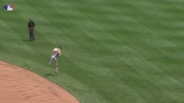 COL@CIN: LeMahieu makes leaping grab on line drive