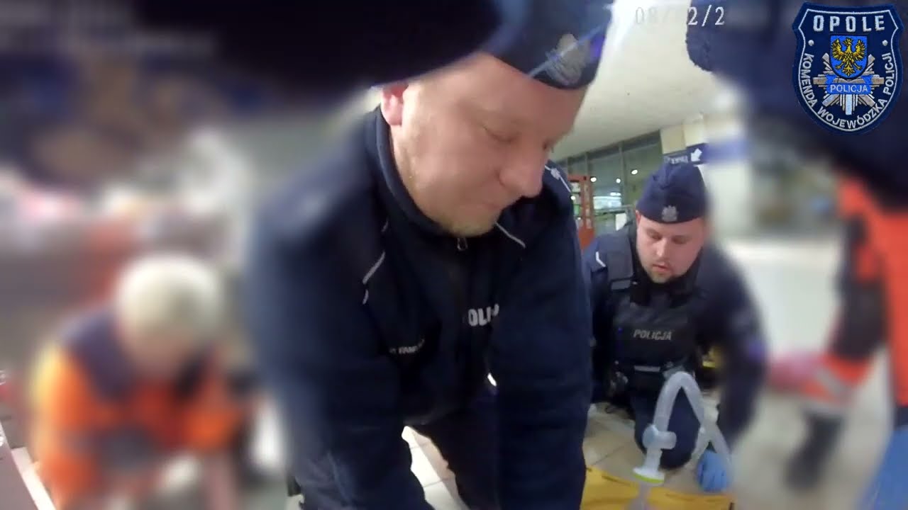 Nagranie z policyjnej kamery - wygrana walka o życie mężczyzny