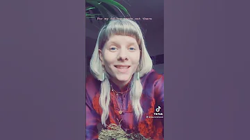 Aurora Sings The Misty Mountains From The Hobbit For Her Fellow Nerds 