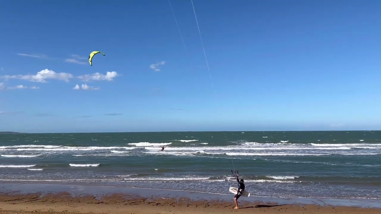 Gladstone Beach surfing and beautiful weather in Gladstone Australia 🇦🇺