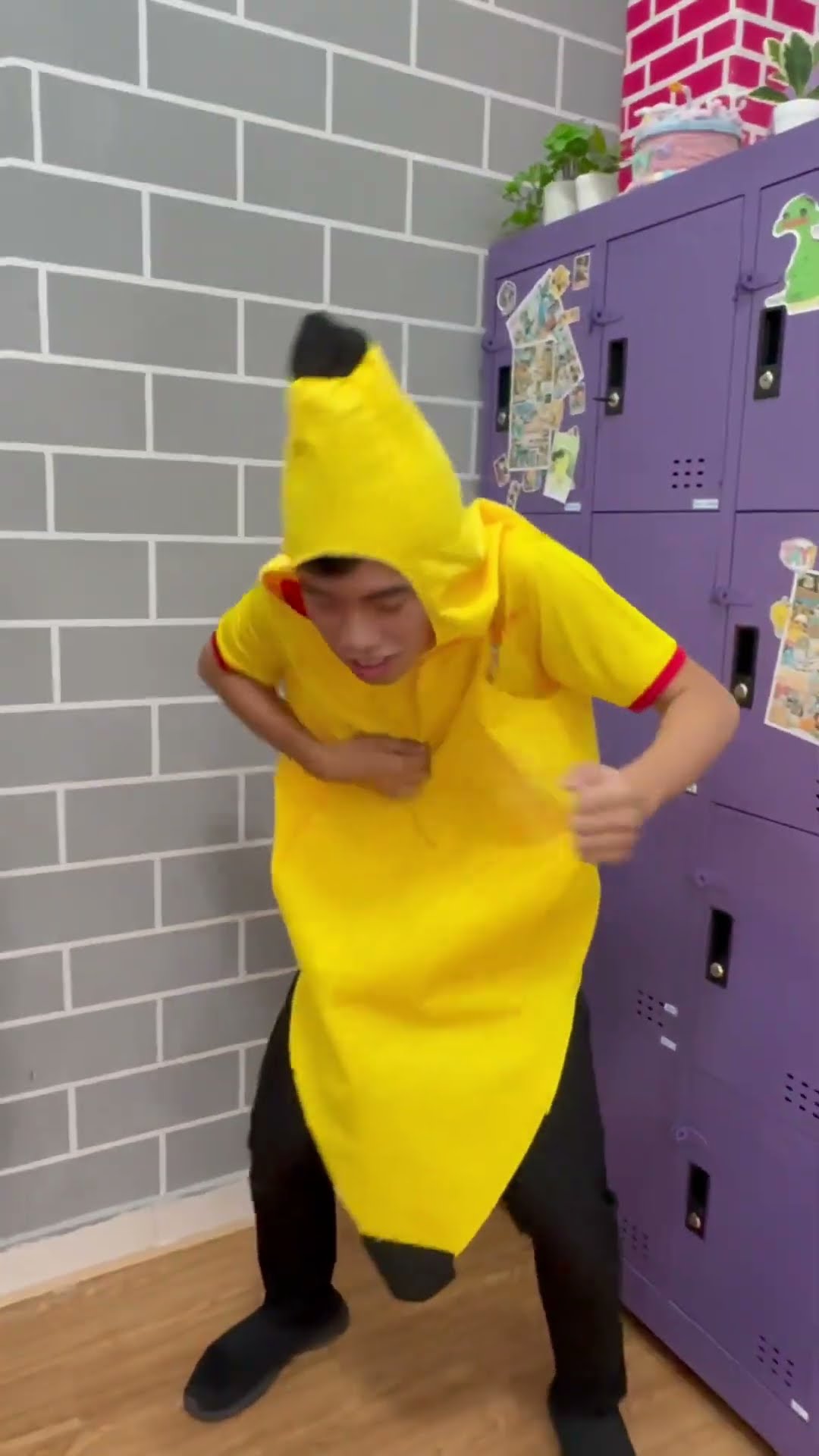 SH - Quả chuối nhảy múa với 3 người bạn || Banana dances with 3 friends #shorts