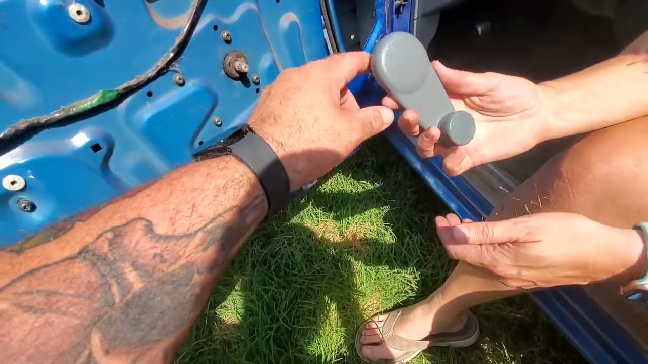 Geo Metro part 2: broken door handles, window issues, door panels, rear view mirror replaced.