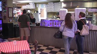 Pizza place in Baldwin County with packed lines during Safer at Home order
