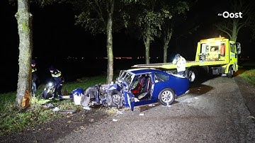 Oldtimer vliegt uit de bocht en rijdt tegen boom in Kamperveen