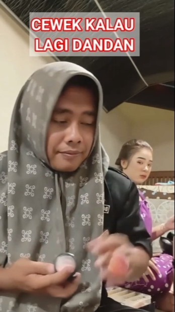 Niken: nyapo to Jane, Ki bopo Soleh's father disturbed Niken while doing make up #nikensalindry #...