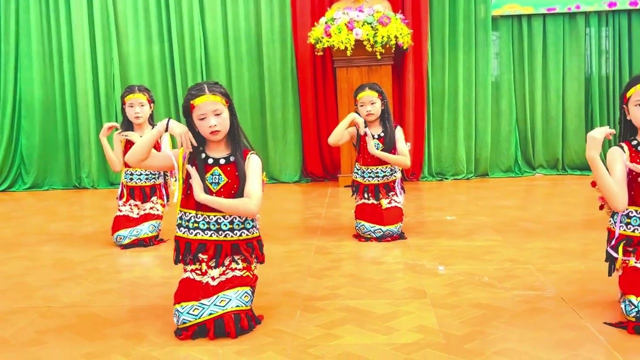 Chiều Lên Bản Thượng / Văn Nghệ Tổng Kết Cuối Năm / Học Sinh Trường Cẩm Lộc Trình Bày