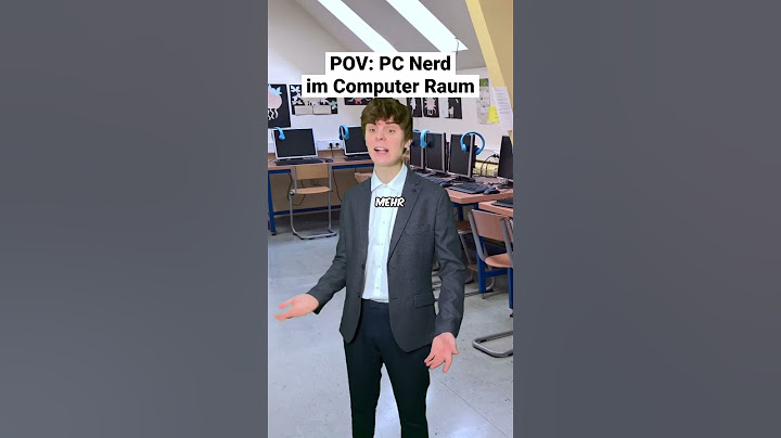 PC NERD IM COMPUTER RAUM