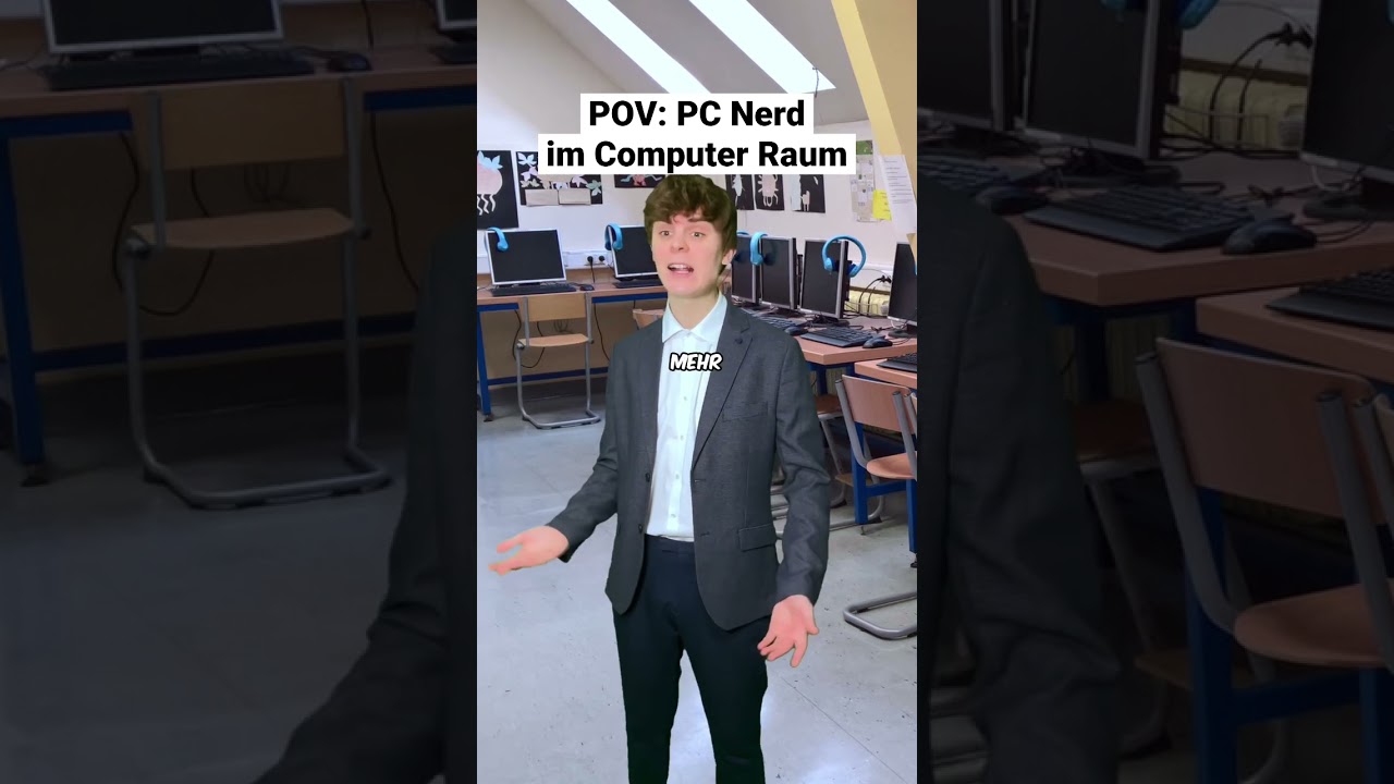 PC NERD IM COMPUTER RAUM