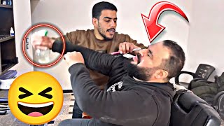 لما صاحبك أبو الفزعات يشتغل حلاق 🤣