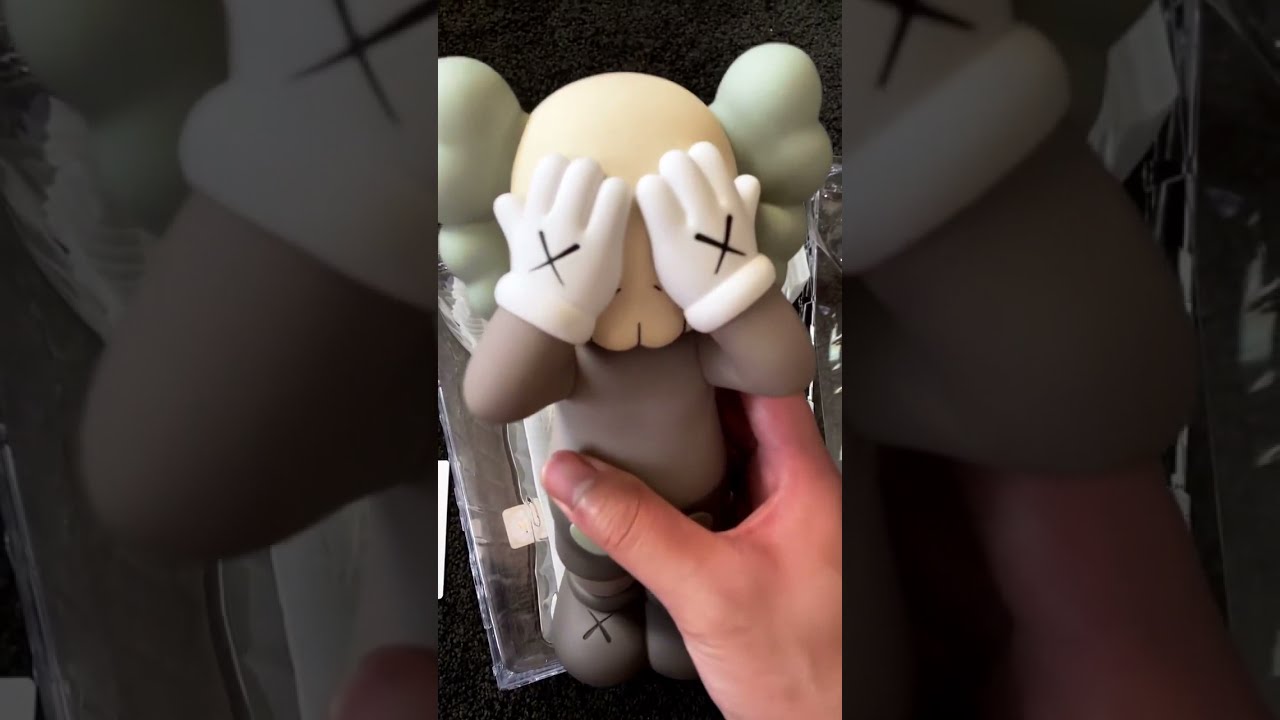 KAWS Holiday: United Kingdom / BROWN