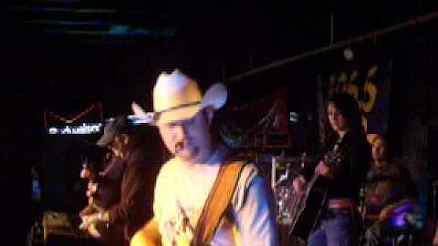 One Night Rodeo's Duane Allison singing Pickin Wil...