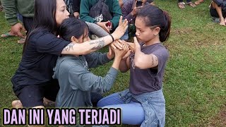 SI CANTIK NJEPAT DI TANGAN DUA PAWANG ! WANITA CANTIK KESURUPAN JARANAN KUDA LUMPING - ndadi jaranan