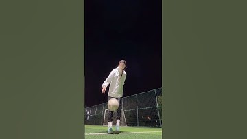 Ông trời tạo ra địa chấn, và trái banh em đá là điểm nhấn #leesport #sportgirl #giaydabong