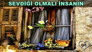 Sevdiği Olmalı Insanın. Eski Ahşap Pencereye Hayat Veren Çiçek Gibi... Güzel Sözler