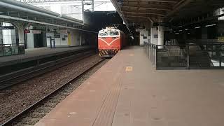 510次經由海線開往七堵的E212電頭+八節莒光號車廂舊式折疊門莒光號，抱歉，剛才影片一直停，所以我有點小怨