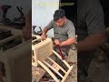 Le bois sous le fe :Comment un coin de frêne et trois coupsde hache resserrent une chaise centenaire