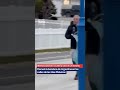 EMOCIONANTE: Veterano flameó la bandera argentina en las calles de las Islas Malvinas