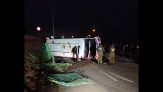 Grave accidente en Arauco: Bus con 28 pasajeros volcó en Carampangue y dejó al menos un fallecido