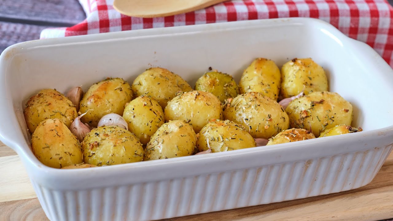 Молодой картофель из духовки. Вкусно и сладко, пальчики оближешь.