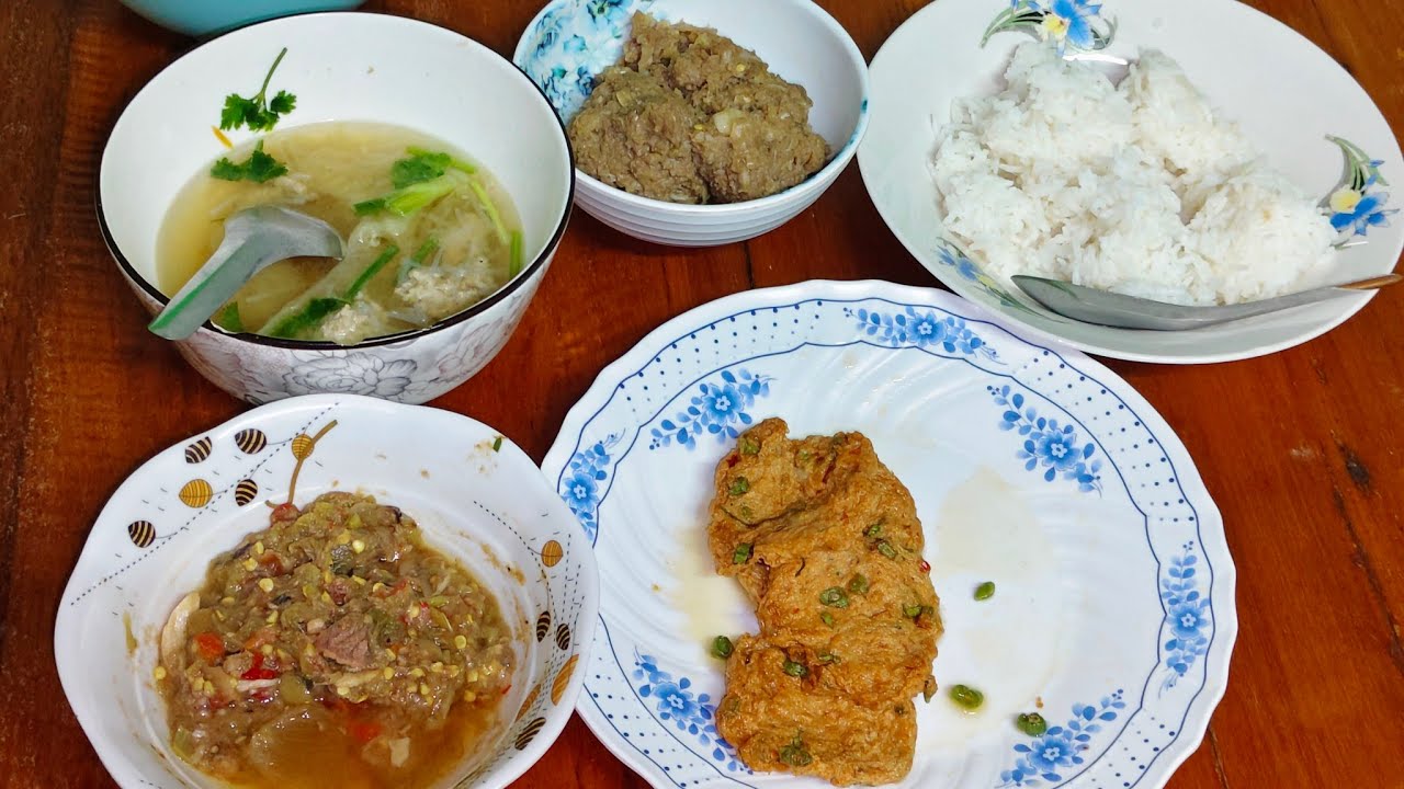 กินข้าวน้ำพริกปลาร้าผักกุ่มดองผักสดๆ ทอดมัน แกงขี้เหล็ก ต้มจืด น้ำพริกมะขามกันครับ