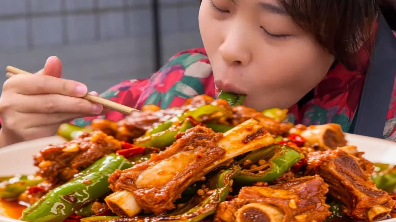 秋妹新菜 | 排骨爆香再炒虎皮青椒，焦香四溢香辣過癮，米飯殺手又添一員！ 【顏美食】