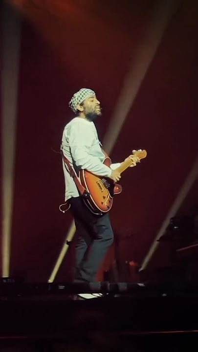 🎤 Arijit Singh LIVE – Love Me Thoda Aur | Heart-Melting Stage Performance 2025!