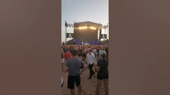 Dave introducing in why her band