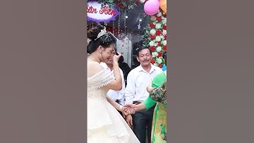 Cô dâu khóc nứt nở khi mẹ ra về