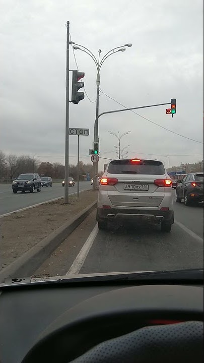 Красное кольцо и зеленая стрелка в дополнительной секции светофора # ...
