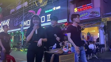 Hana Cẩm Tiên hát live ở phố Bùi Viện hồi chưa dịch song ca cùng Khánh Ân.#NBDD