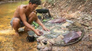 Cooking Wilderness Food - Cooking Cow Dung With Cow&#39;s Intestine Recipe