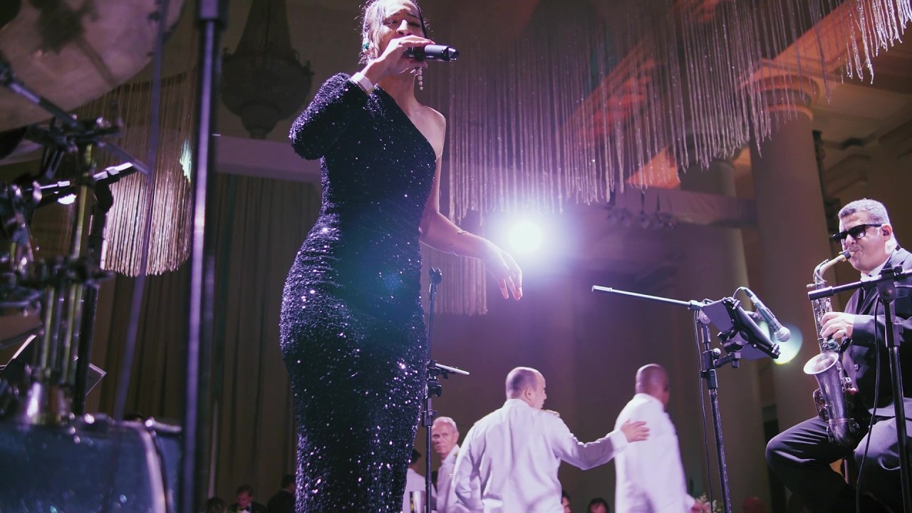 Prévia do vídeo Rock With You no baile de gala Babson