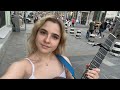 Девушка поёт на улице в Москве Уличный стрим