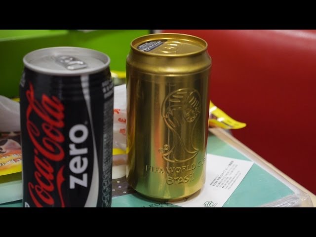 こ、これが!?コカ・コーラ W杯ハッピー缶の中身 - YouTube
