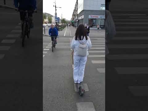 Kugoo Kirin G3 pro двигается по городу Самокатчики всем здрасьте Девочка бандитка