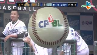 20130922-1 CPBL 獅VS猿 4下 謝炫任打中潘威倫,內野強襲安打再攻下1分,把防護員打上場了
