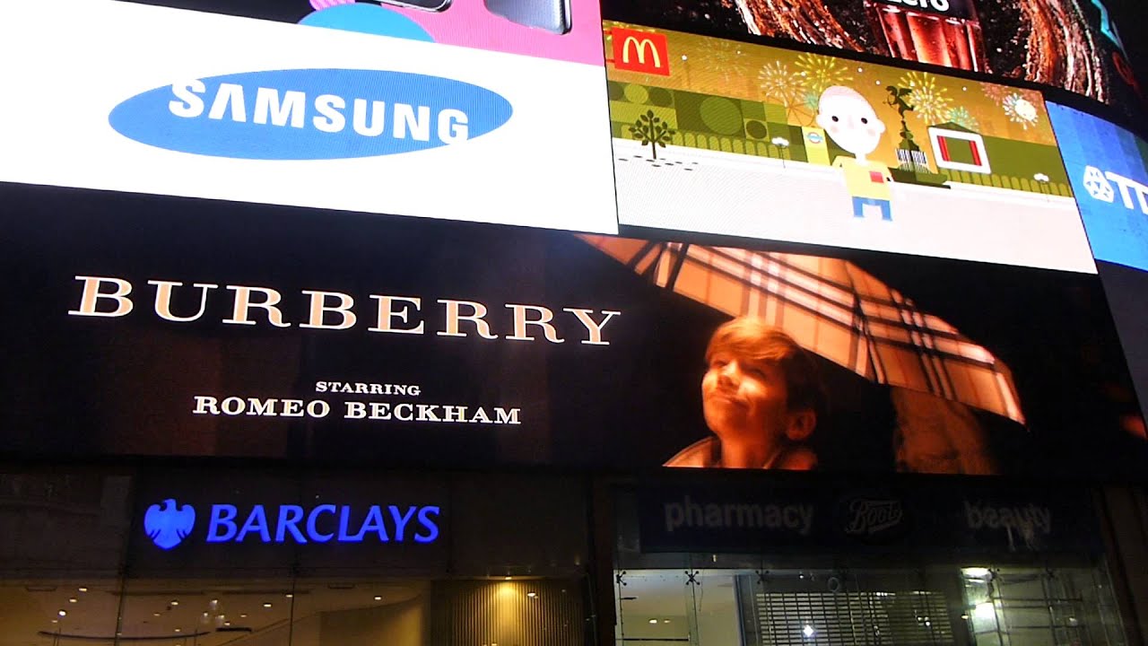 Kinematik Vænne sig til build ChristmasUK.org - Burberry Christmas Billboard Ad at Piccadilly Circus,  London, 2014 - YouTube