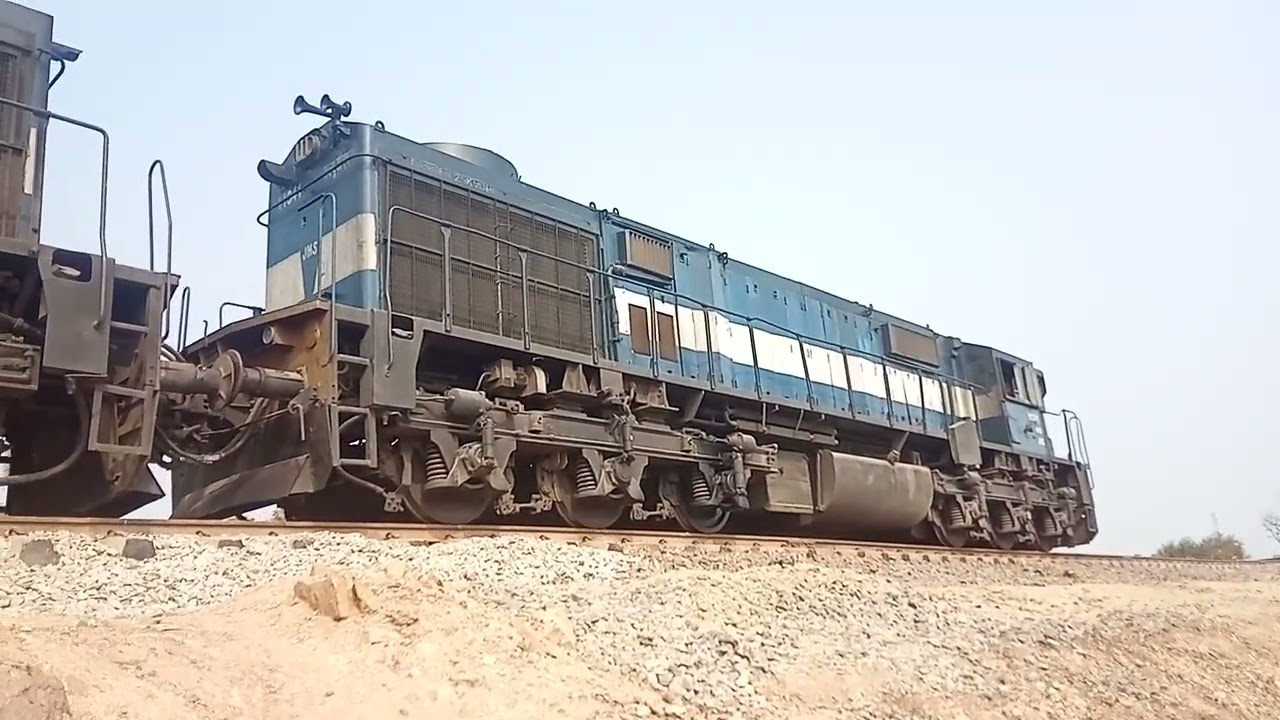 ग्वालियर से सबलगढ़ ब्रॉडगेज ट्रक पर मालगाड़ी बड़ी पटरियों को लेकर आ रही हैं। बीरपुर तक पटरी बिछाने का