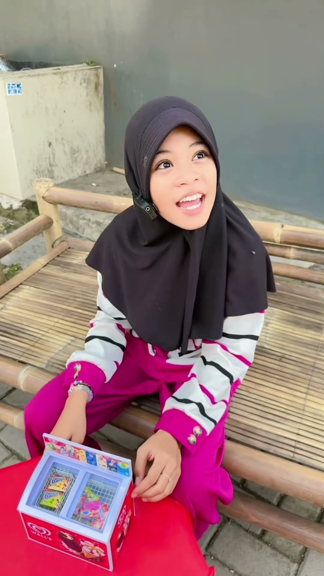 AINUN JUALAN ES KRIM DIPINGGIR JALAN