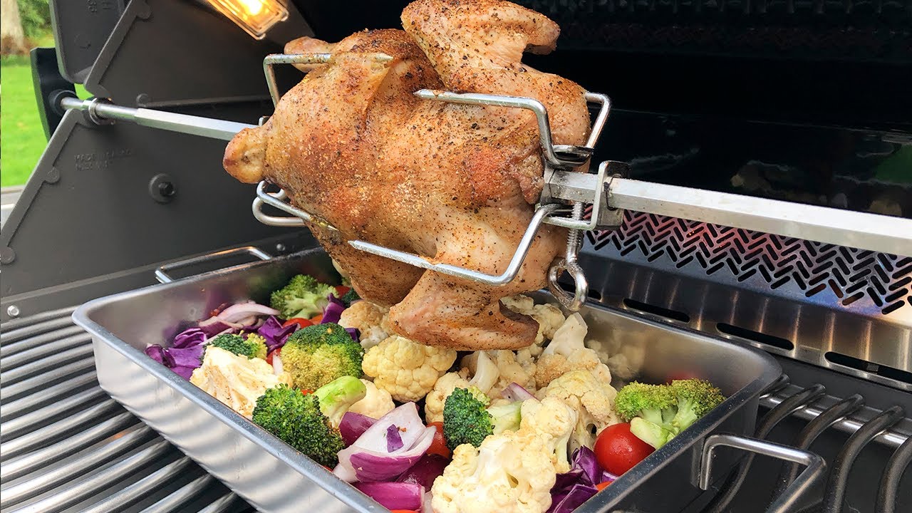 Grillopskrift - Kylling på rotisseri med tændt bagbrænder