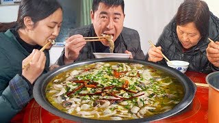 【超小厨】5斤草鱼2种酸菜，做“酸菜鱼”，小杨暴走抢饭吃，呼叫老丈人，小厨想退货！