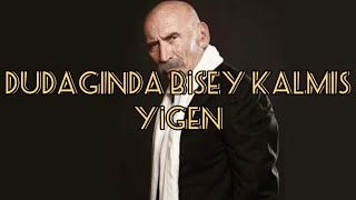 Dudağında Bişey Kalmış Yiğen Resimi