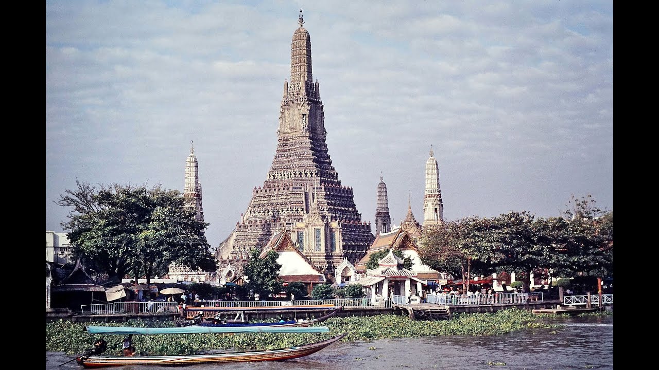Temple Wat Arun ; Picture to Video-AI : photographed in BKK 1989